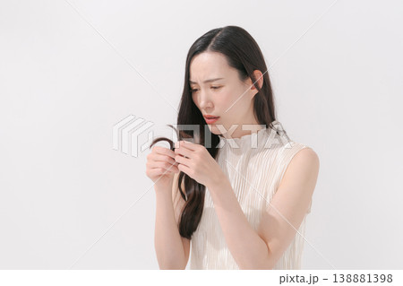 髪の毛に悩む女性 髪の毛に悩む女性 138881398