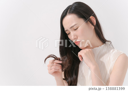 髪の毛に悩む女性 138881399