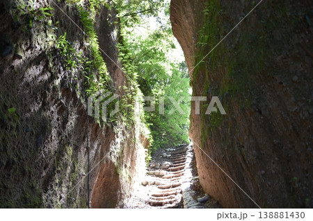 清色城跡の堀切が特徴的な山城跡の歴史景観 138881430