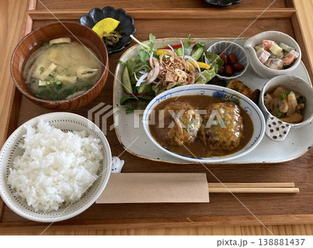 カレーチーズソースでミニハンバーグ定食セット カレーチーズソースでミニハンバーグ定食セット 138881437