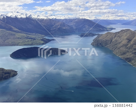飛行機からのワナカ湖の島と山脈 138881442
