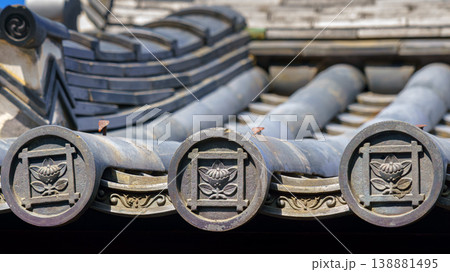Kyoto, Japan - Oct 11 2024, Close-up view of the ancient Japanese tiled roof decorated with a garama depicting a lotus flower at Kiyomizu-dera Temple, at daytime, Kyoto, Japan 138881495