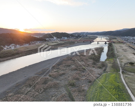 四万十川下流 赤鉄橋と朝日 早朝空撮映像 高知 四万十川下流 赤鉄橋と朝日 早朝空撮映像 高知 138881736