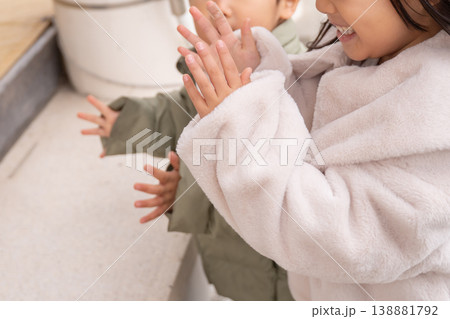 参拝する子供達 138881792