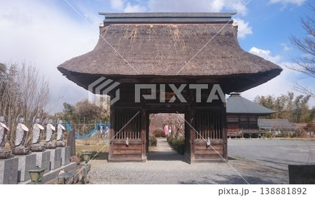 秩父三十四箇所 第22番札所！華台山童子堂の仁王門 138881892