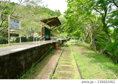 名鉄三河線廃線跡風景 旧三河広瀬駅の青もみじ 名鉄三河線廃線跡風景 旧三河広瀬駅の青もみじ 138882062