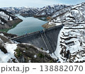 ＜鳥瞰＞春のダムと雪解けの山々 138882070