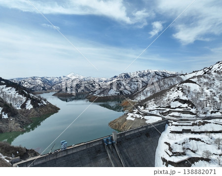 <鳥瞰>春の雪が残る奥只見湖とダム <鳥瞰>春の雪が残る奥只見湖とダム 138882071
