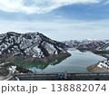＜鳥瞰＞雪解けの山々と奥只見湖 138882074