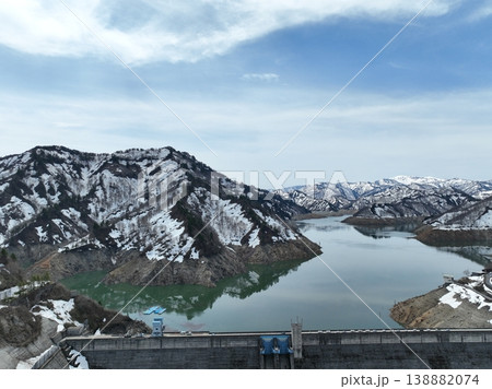 ＜鳥瞰＞雪解けの山々と奥只見湖 138882074