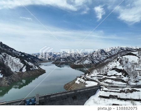 ＜鳥瞰＞春まだ浅い奥只見湖と残雪が残る山々のある風景 138882075