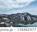 ＜鳥瞰＞湖面に映る春を迎える残雪のある山と湖・奥只見湖 138882077