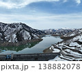 ＜鳥瞰＞春を待つ奥只見湖と湖面に綺麗に映る残雪のある山々 138882078