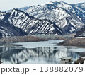 ＜鳥瞰＞春の湖に映える残雪が残る山の風景・奥只見湖 138882079