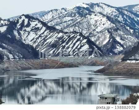 <鳥瞰>春の湖に映える残雪が残る山の風景・奥只見湖 <鳥瞰>春の湖に映える残雪が残る山の風景・奥只見湖 138882079