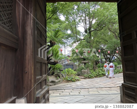 小倉祇園太鼓の季節の和装女性と八坂神社 小倉祇園太鼓の季節の和装女性と八坂神社 138882087