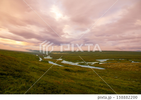 北欧の島国アイスランド共和国北部　幹線道路沿いの川と見渡す限りの草原の夕景 138882200