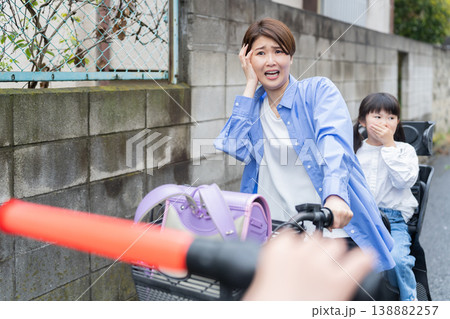 小学生を乗せて二人乗りする自転車・交通違反 138882257