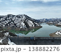 ＜鳥瞰＞雪解けの山々と春を待つ湖面・奥只見湖 138882276