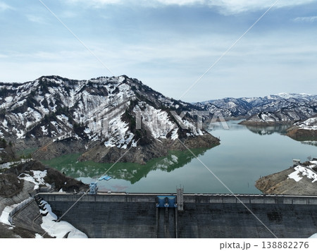<鳥瞰>雪解けの山々と春を待つ湖面・奥只見湖 <鳥瞰>雪解けの山々と春を待つ湖面・奥只見湖 138882276