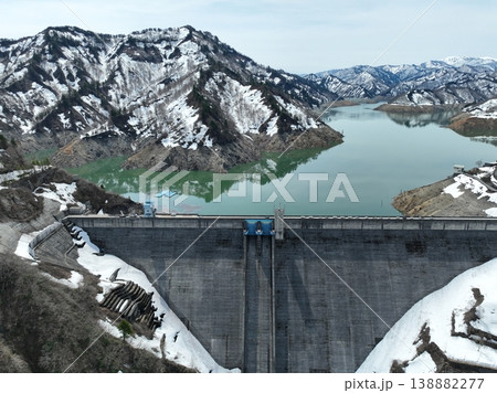 ＜鳥瞰＞ダムと穏やかな湖のある風景・奥只見湖と奥只見ダム 138882277