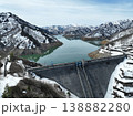 ＜鳥瞰＞春を待つ穏やかなダム湖と白いダム・奥只見湖 138882280