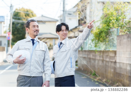 屋外で調査をする作業員 屋外で調査をする作業員 138882286