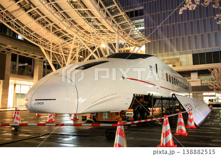博多駅に展示された新幹線800系電車(「つばめの大冒険」) 博多駅に展示された新幹線800系電車(「つばめの大冒険」) 138882515