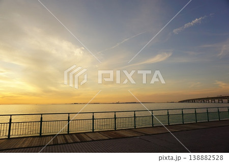 泉佐野市りんくう公園の夕日 138882528