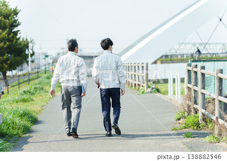 河川敷を調査する作業員 138882546