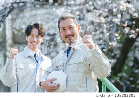 桜の前でガッツポーズをする作業員 桜の前でガッツポーズをする作業員 138882803