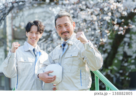桜の前でガッツポーズをする作業員 桜の前でガッツポーズをする作業員 138882805