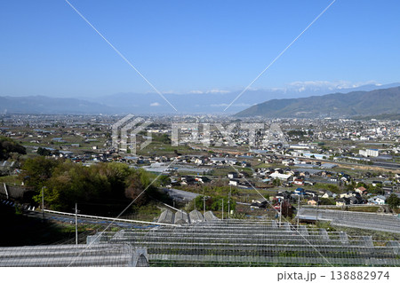 丘の上から甲府盆地を望む 138882974