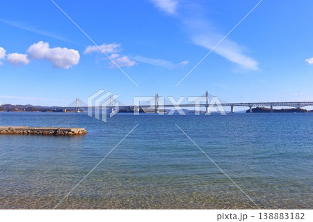 塩飽諸島の本島から眺める瀬戸大橋と鷲羽山方面の景色(新在家海岸) 塩飽諸島の本島から眺める瀬戸大橋と鷲羽山方面の景色(新在家海岸) 138883182