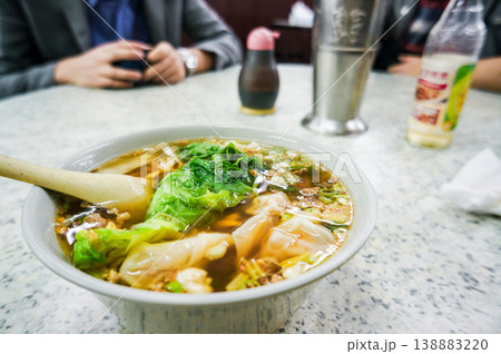 具沢山の餃子スープと野菜のクローズアップ 138883220