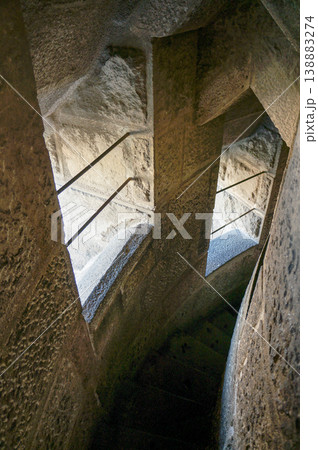 暗がりに曲線描く展望台への螺旋階段俯瞰視点 138883274