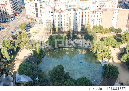 サグラダ・ファミリアから望む市内と眼下の公園、池 サグラダ・ファミリアから望む市内と眼下の公園、池 138883275