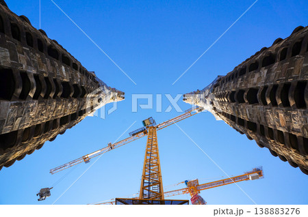 展望台から仰ぐ青空と二本の尖塔そびえる工事中頂部 138883276