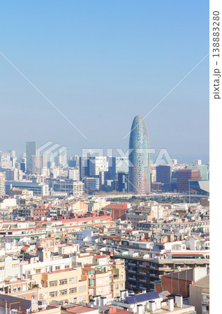 青空快晴の展望台から望む密集都市バルセロナ市街遠景 138883280
