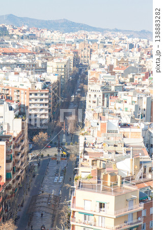 青空快晴の展望台から望む密集都市バルセロナ市街遠景 138883282