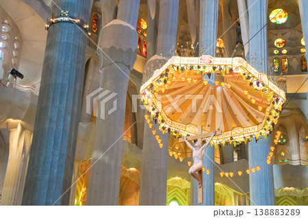 豪華な傘の下に吊るされた十字架像の荘厳な光景 138883289