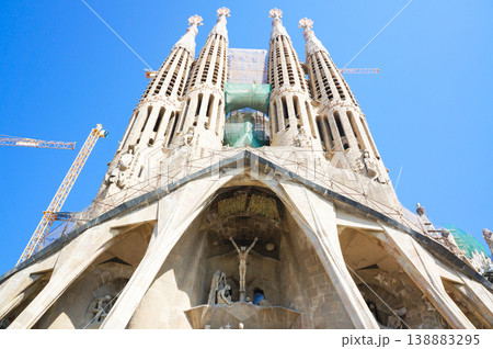 2012年、サグラダファミリアの正面入り口から見上げた工事中の壮大な建築の姿 138883295