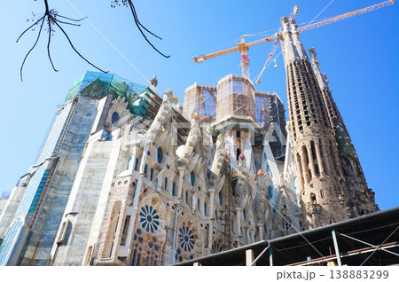 2012年、青空の下で工事中のサグラダファミリアの外観とクレーンや足場が見える風景 138883299