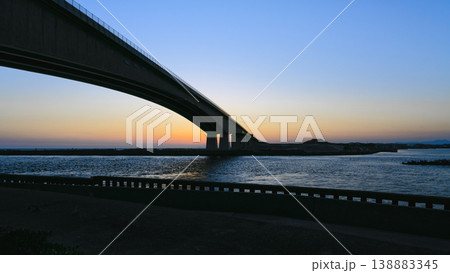 マジックアワーの浜名大橋 138883345
