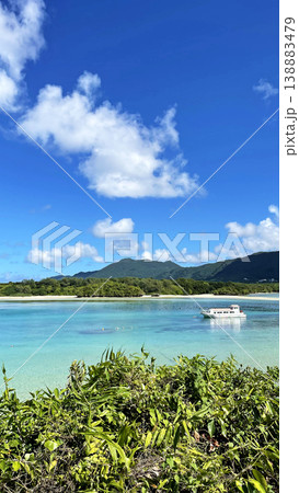石垣島・川平湾の絶景 エメラルドグリーンの海と青空 グラスボート 沖縄 138883479