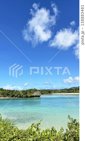 石垣島・川平湾の絶景 エメラルドグリーンの海と青空 グラスボート 沖縄 138883481