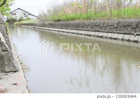 雨の日の静かな水路と波紋 138883664
