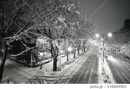 雪の表参道 1970年代 138884065