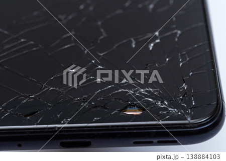 画面の割れたスマートフォン 138884103