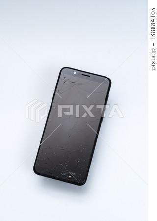 画面の割れたスマートフォン 画面の割れたスマートフォン 138884105